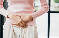 お腹にたまったガスの出し方やお腹の痛みを和らげる20の方法